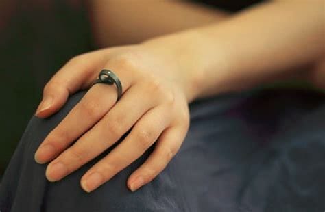 男生左手食指戴戒指什么意思 男生戒指的戴法